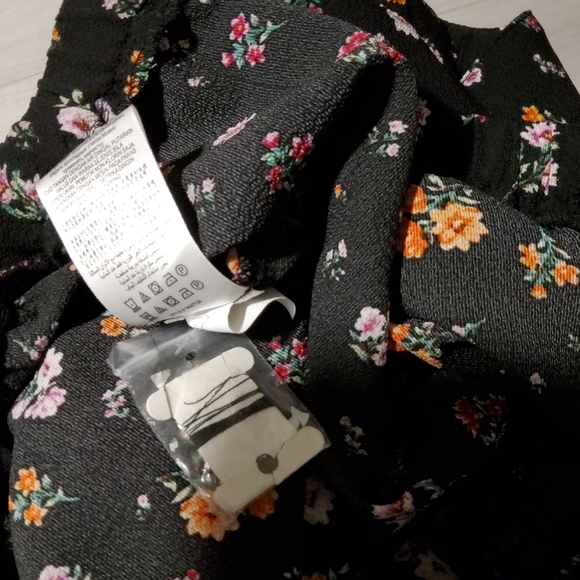 BCBGeneration Chic Black Floral Blouse - Picture 10 of 10